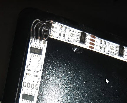 An den TV-Ecken verbundene LED-Streifen